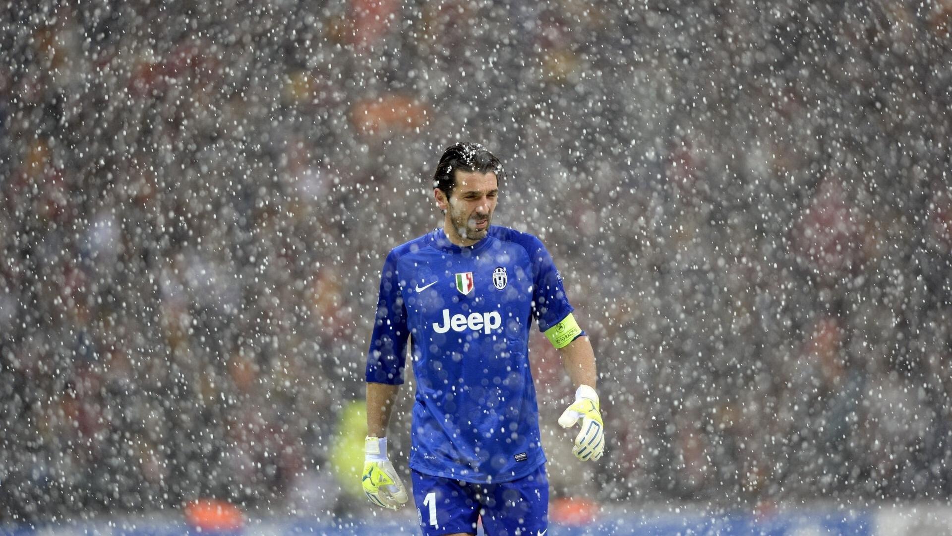 诺坎普温情夜,梅西半场戴帽致敬传奇,巴蒂重炮梦回青春