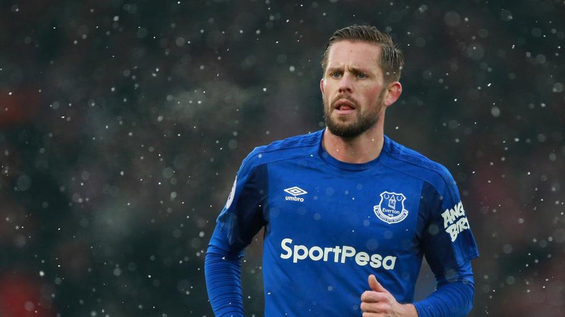 英超遭遇病毒侵袭，多场比赛延期，联赛面临严峻挑战